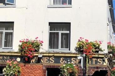 فندق صغير The Crown & Anchor