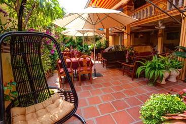 پانسیون #10 Lakeside Guesthouse