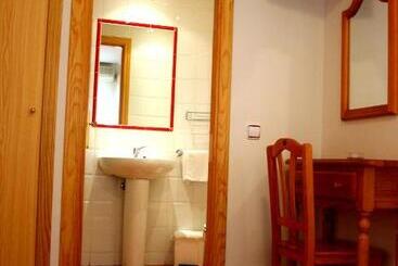 بنسيون Hostal La Granja