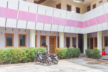 Otel Reddoorz Near Pasar Pagi Cirebon 2