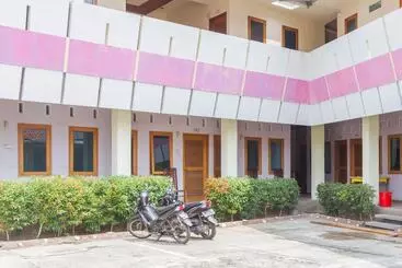 Hotel Reddoorz Near Pasar Pagi Cirebon 2