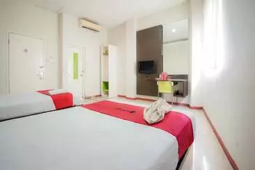 هتل Reddoorz Near Pantai Pede