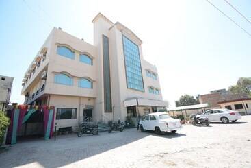 Hotel Oyo 36280 Vijay Resorts