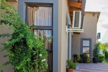 تختخواب و صبحانه Luxlusive Guest House