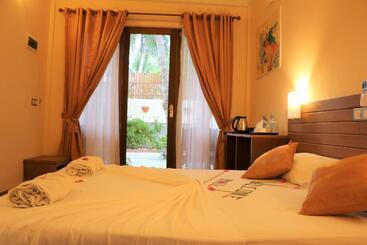 پانسیون Ocean Beach Inn   Maldives