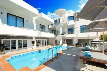 Aparthotel Pnoe Beachside Living