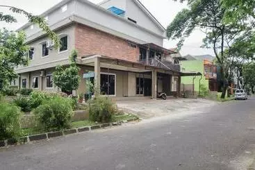 Pension Reddoorz Plus Near Lippo Cikarang Mall 2