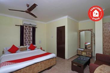 Oyo 28355 Hotel Raj Mahal