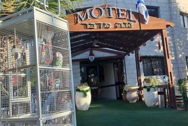 Neve Midbar Motel