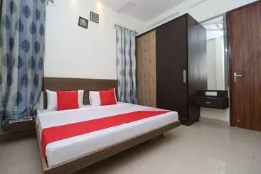 Hotel Oyo 24025 Sharan Square