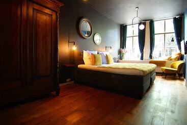 Pensão 1637: Historic Canal View Suites