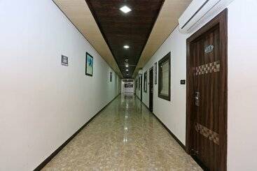 Hotel Capital O 22733 Wood Castle