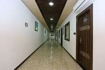 Hotel Capital O 22733 Wood Castle