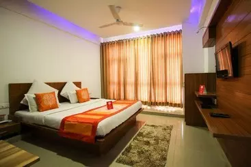 Oyo 5122 Hotel Midway Residency