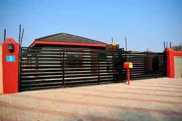 تختخواب و صبحانه Mathlyn Guesthouse Gaborone