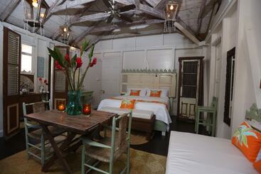 هاستل Pink Plantation House