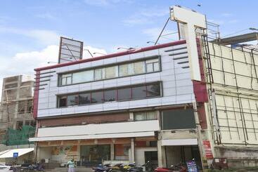 בית מלון כפרי Capital O 14623 Travellers Inn