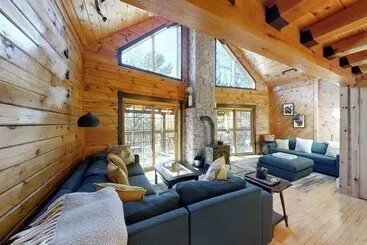 Mökkimajoitus Stunning & Spacious Log Cabin In The Woods