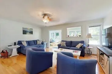 Charming Cottage With Cozy Comfort And Easy Access To Outdoor Adventures