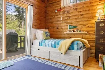 コテージ Cozy Home With Serene Views, Wood Burning Fireplace & Wifi