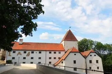 Majatalo Gästehaus Mälzerei Auf Schloss Neuburg Am Inn