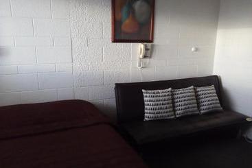 펜션 Redwood Lodge Motel