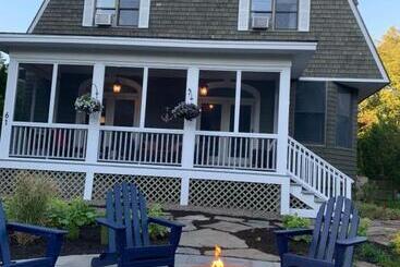 تختخواب و صبحانه White Sails Inn