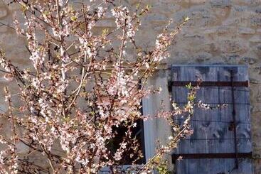 تختخواب و صبحانه Ferme Les Callis