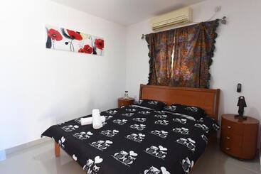 Majatalo Flintstone Guest House 11 Rooms לא וילה פרטית