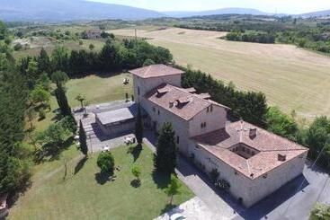 فندق صغير Posada Torre Palacio La Taxuela