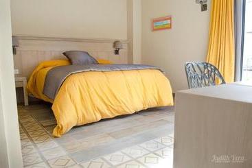 ペンション Hostal 1888