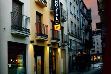 פנסיון Hostal Bajo La Muralla
