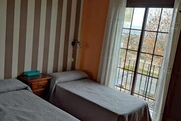 بنسيون Hostal Monteolivos