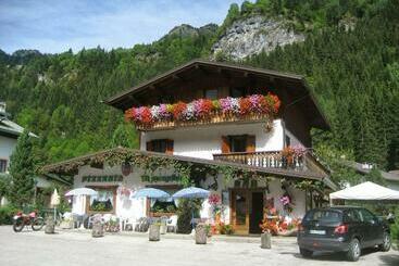 پانسیون Affittacamere Pizzeria Marmolada