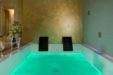 White Suite & Apartments