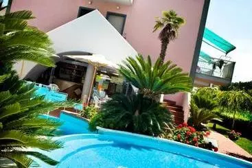 هتل آپارتمان Residence Mediterraneo