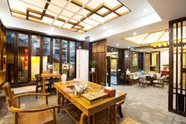 פנסיון Floral Joy · Po Shan Gong Guan Fenghuang