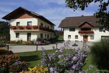 هتل Familienparadies Zeislerhof