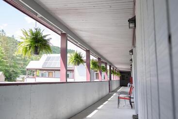 Hostel Clear River Inn And Tavern