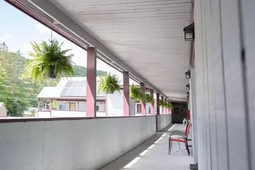 Retkeilymaja Clear River Inn And Tavern