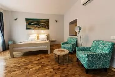 هتل آپارتمان Yellowboot Apart