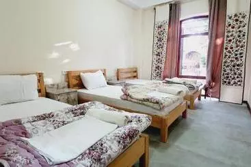 ペンション Guest House Ruslan Nurata & Tours