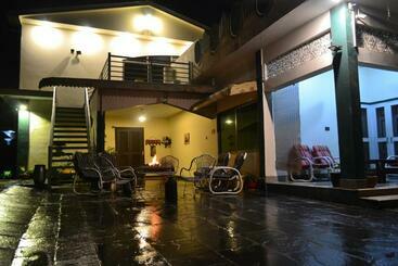 پانسیون West End Lodges