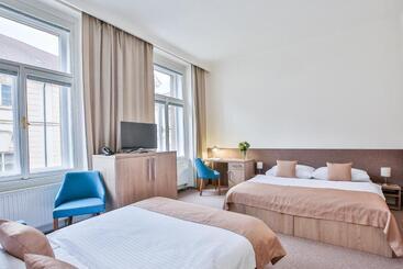 هتل Apartments Embassy By Lh