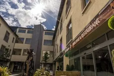 The Courtyard Apartments