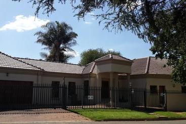 Пансион Eagle Rock Executive Guest House