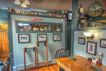 הוסטל Cafe Drydock & Inn