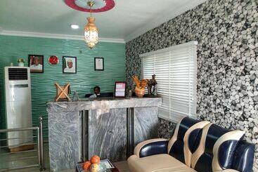 Multifield Hotel & Suites