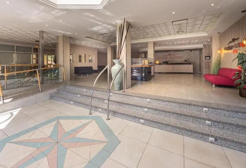 Hotel Alone