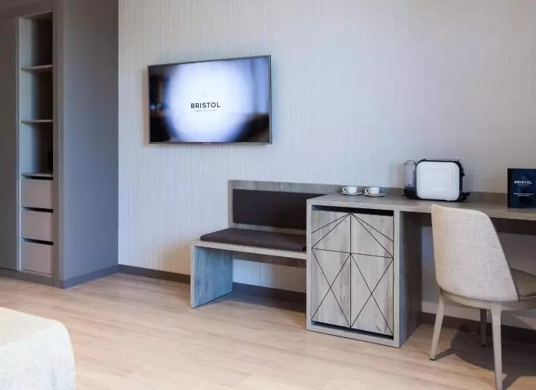 Hotel Bristol 4* Sup